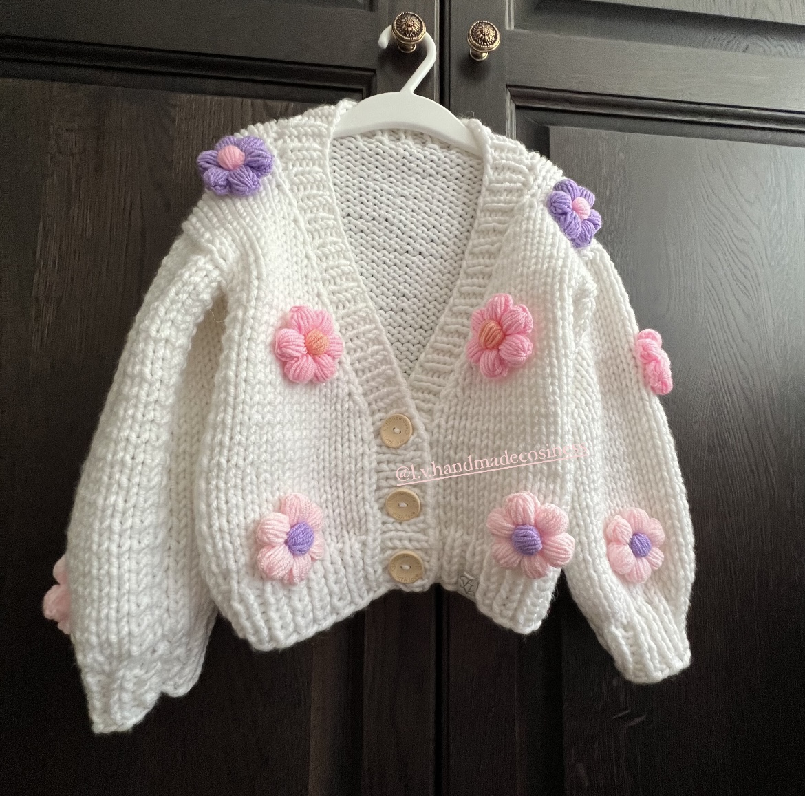Megztinis su gėlytėmis