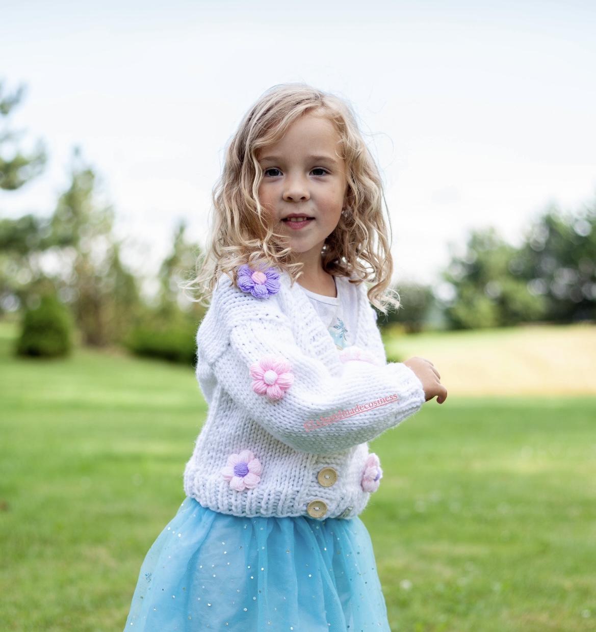 Megztinis su gėlytėmis