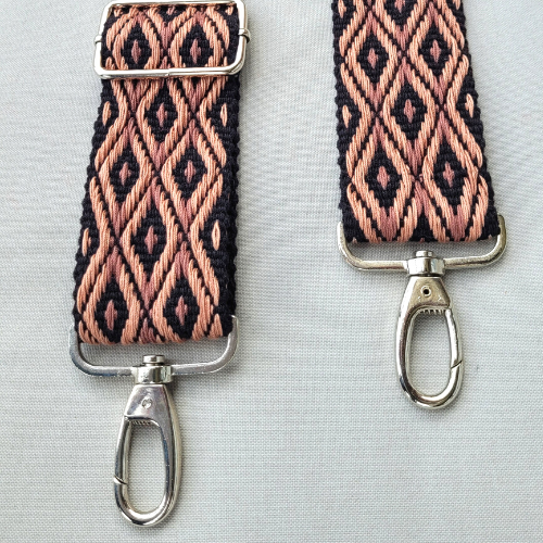 Juodas austas rankinės diržas Ornamentai