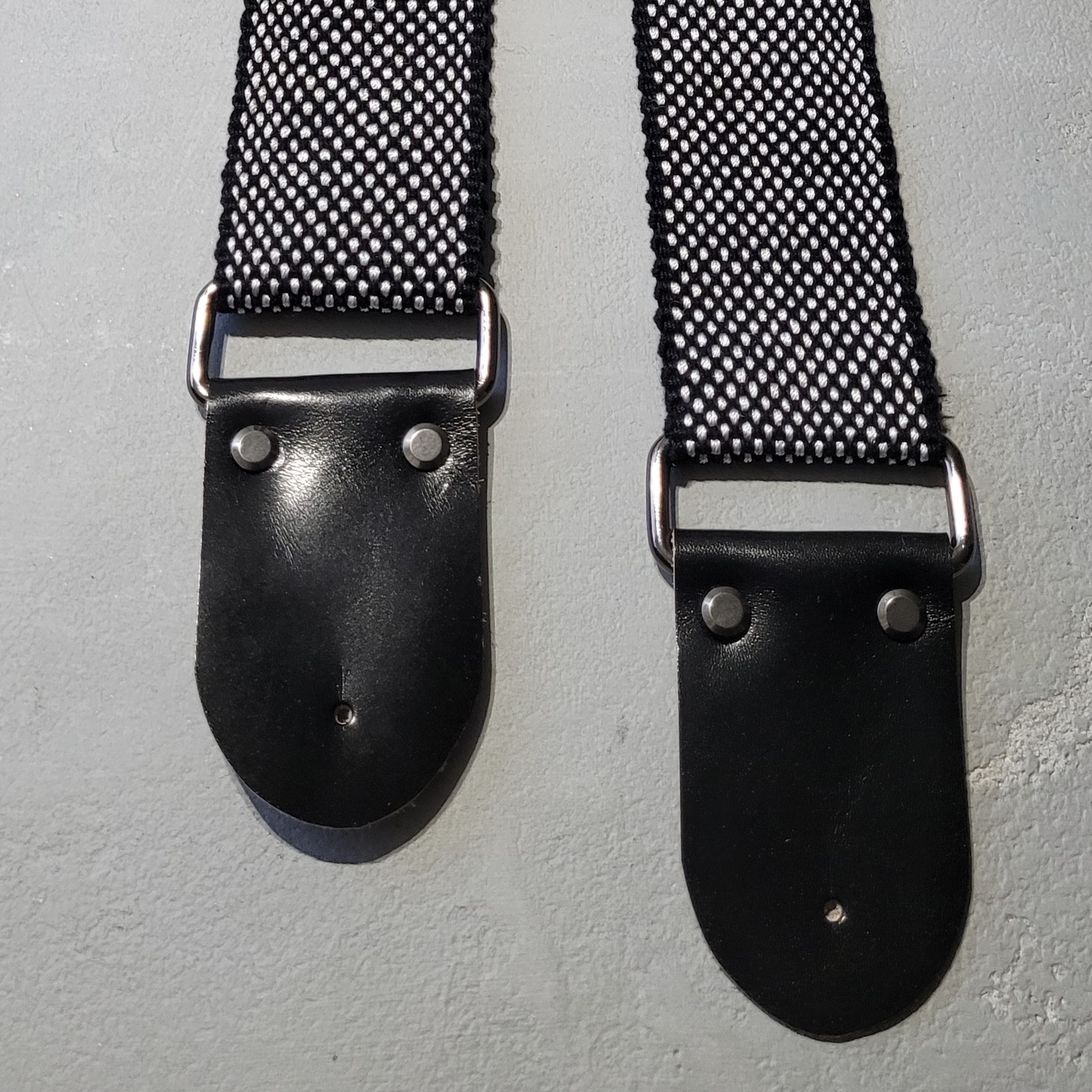 Gitaros diržas su inicialais