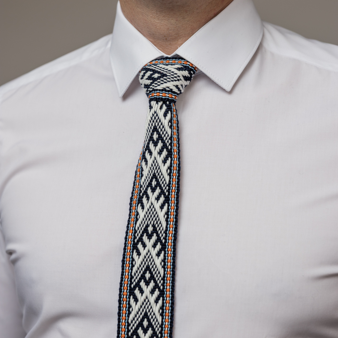 Mėlynas kaklaraištis Žirgeliai