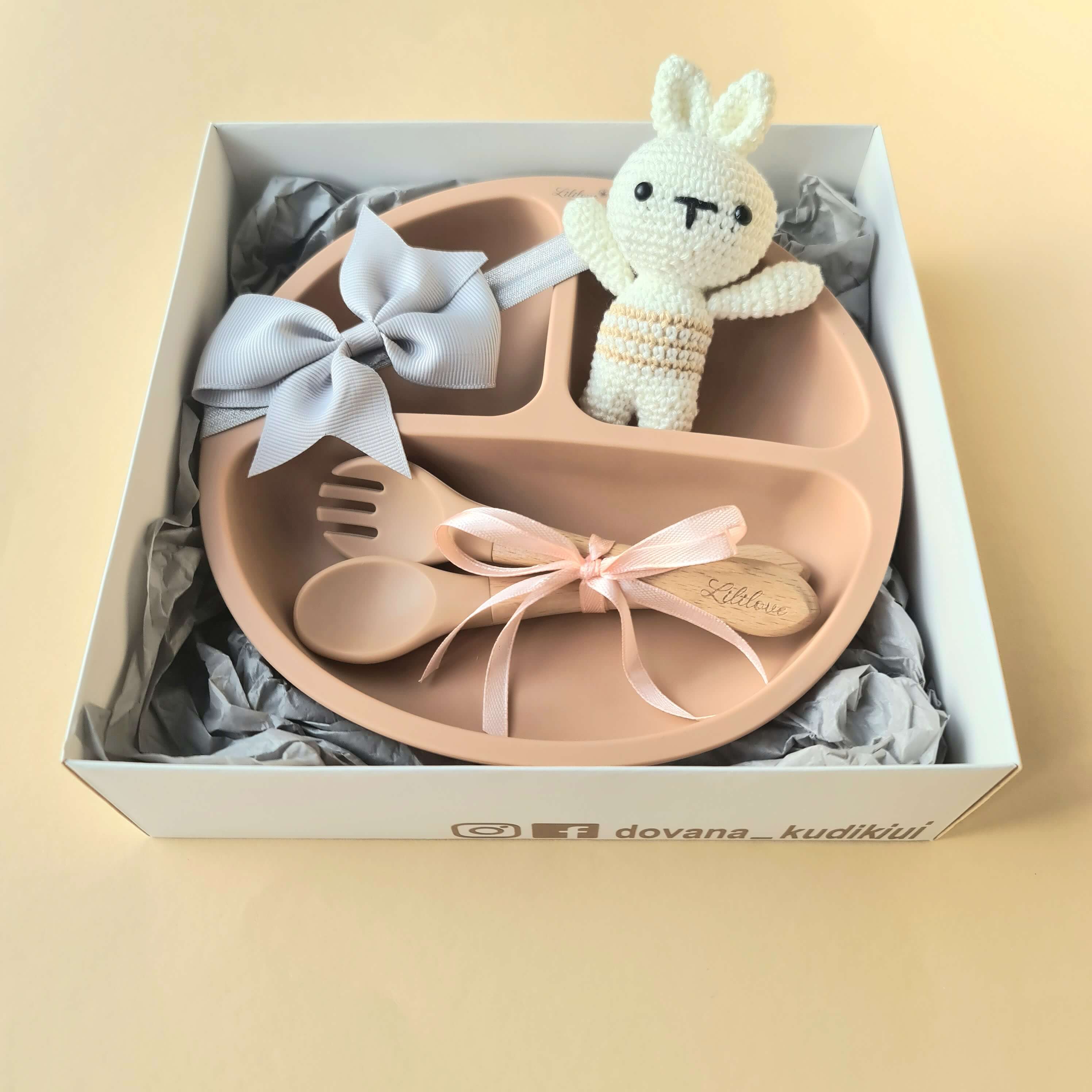 Primaitinimo rinkinys ir rankų darbo baltu zuikiu