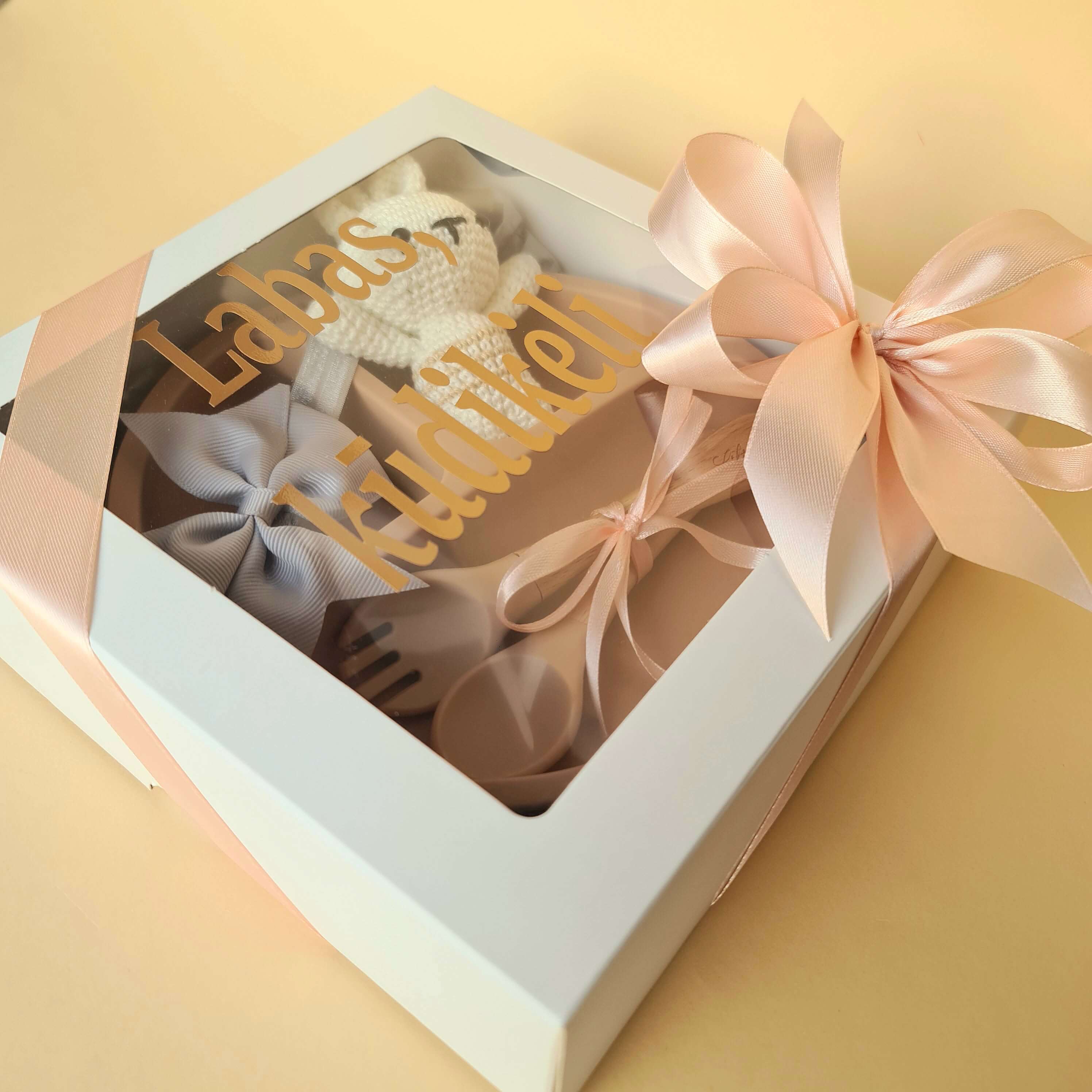 Primaitinimo rinkinys ir rankų darbo baltu zuikiu