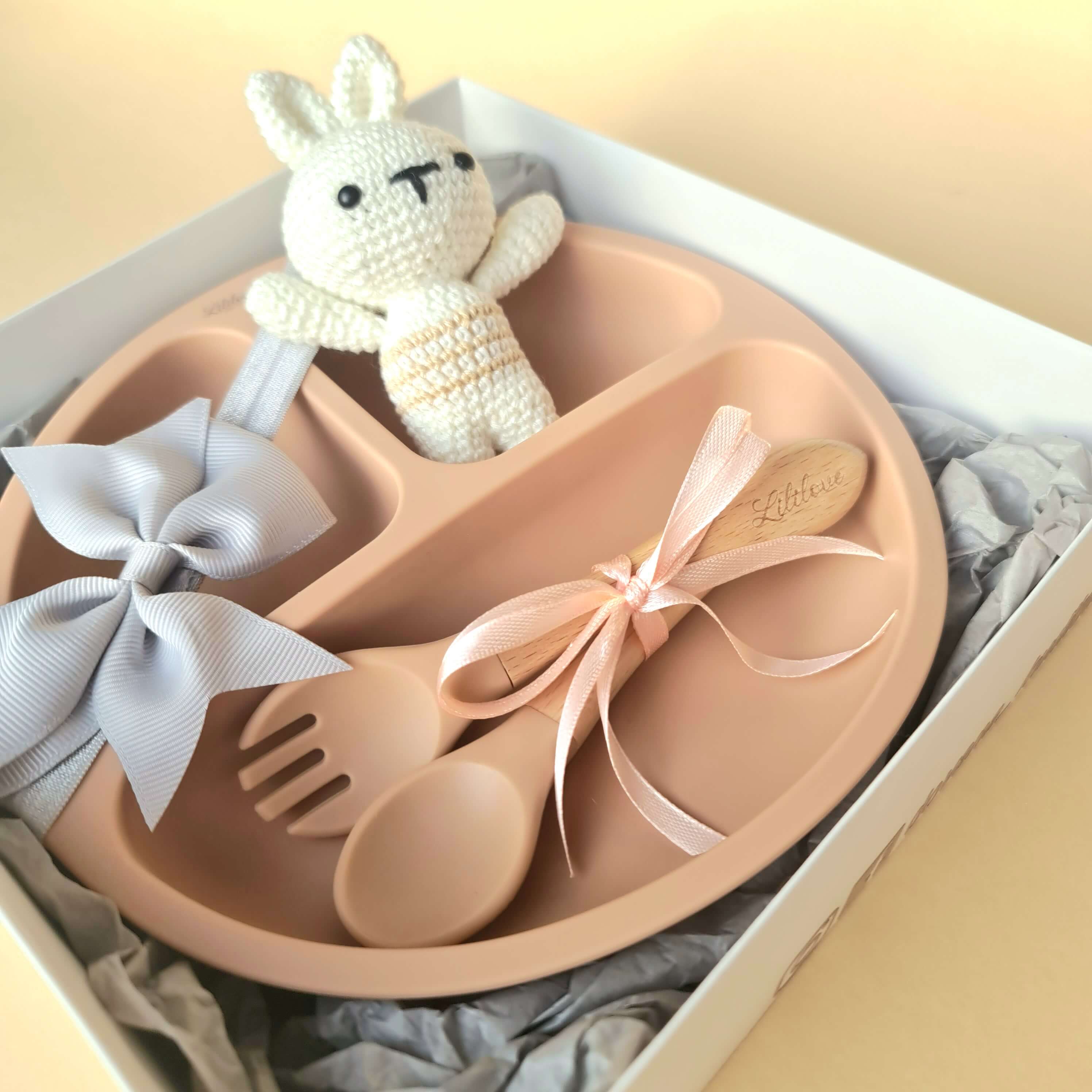 Primaitinimo rinkinys ir rankų darbo baltu zuikiu