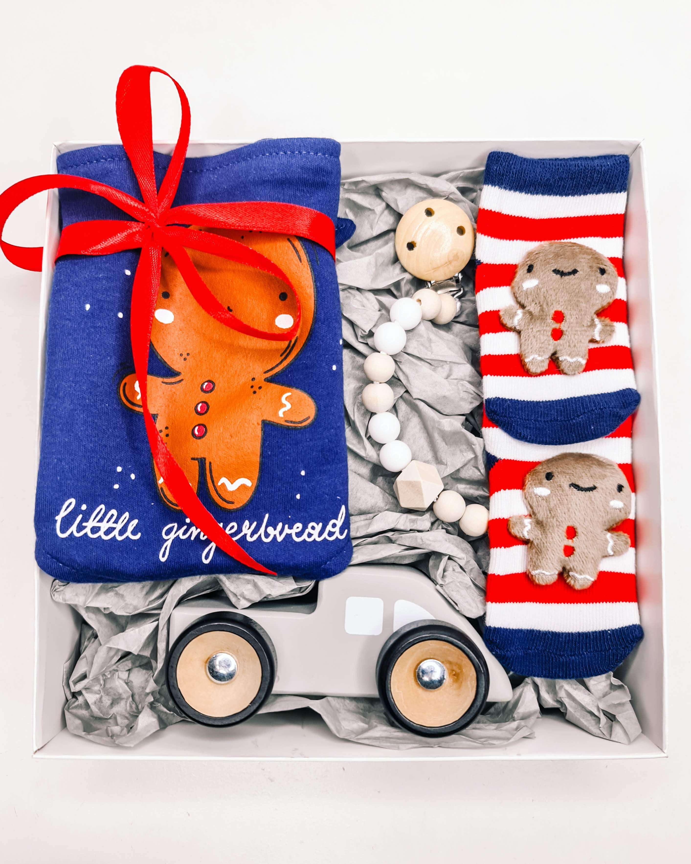 Kalėdinis rinkinys kūdikiui su medine mašinyte