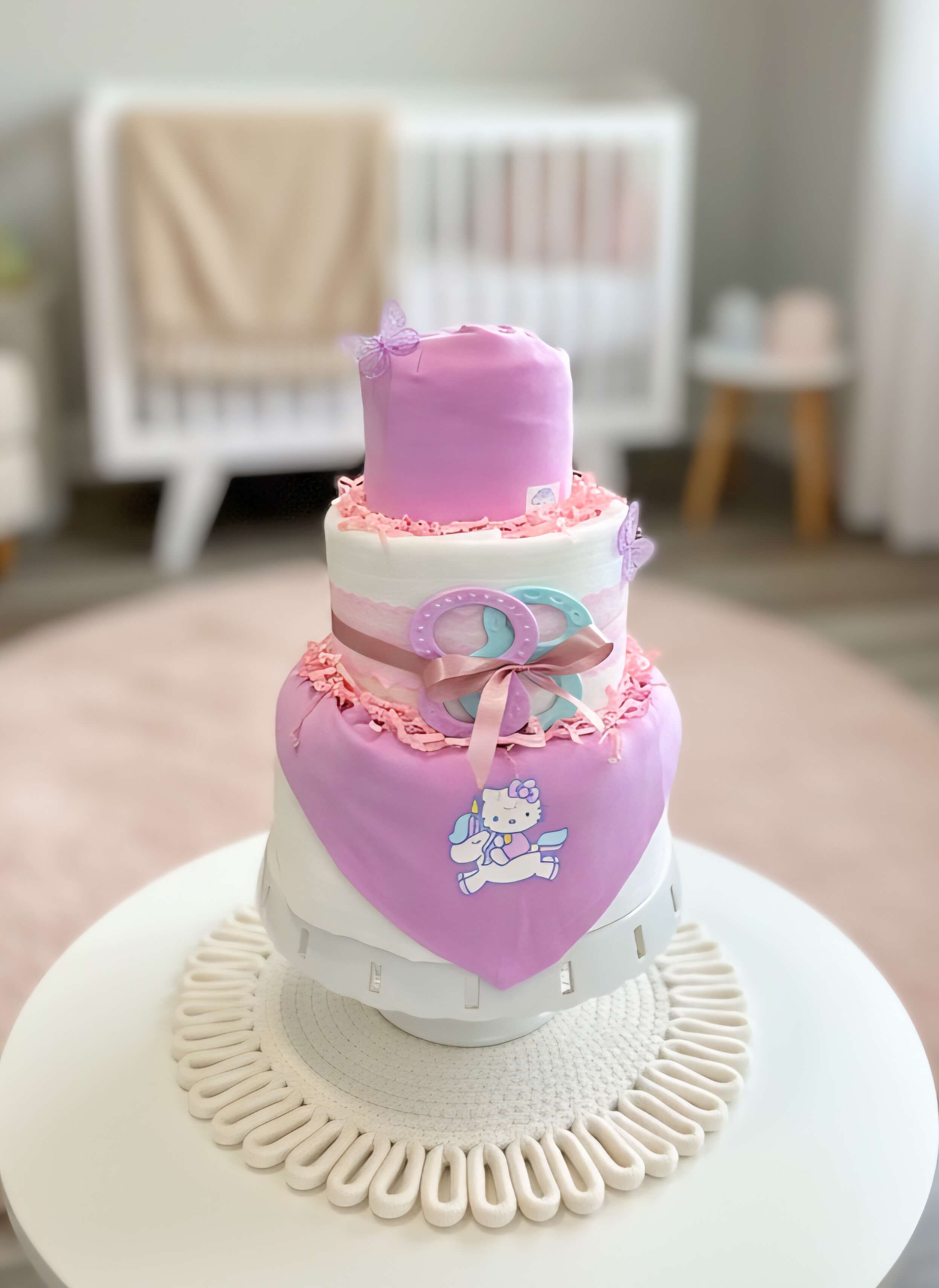 Trijų aukštų  sauskelnių tortas "Hello kitty"