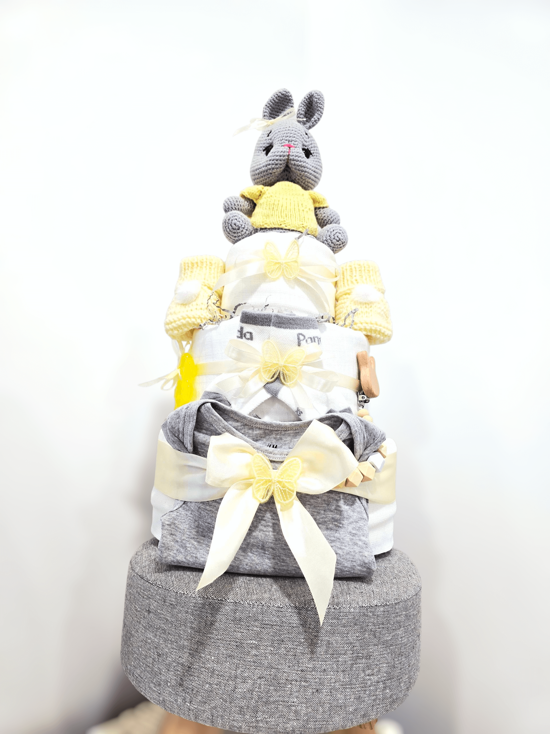 Trijų aukštų sauskelnių tortas Zuikutis