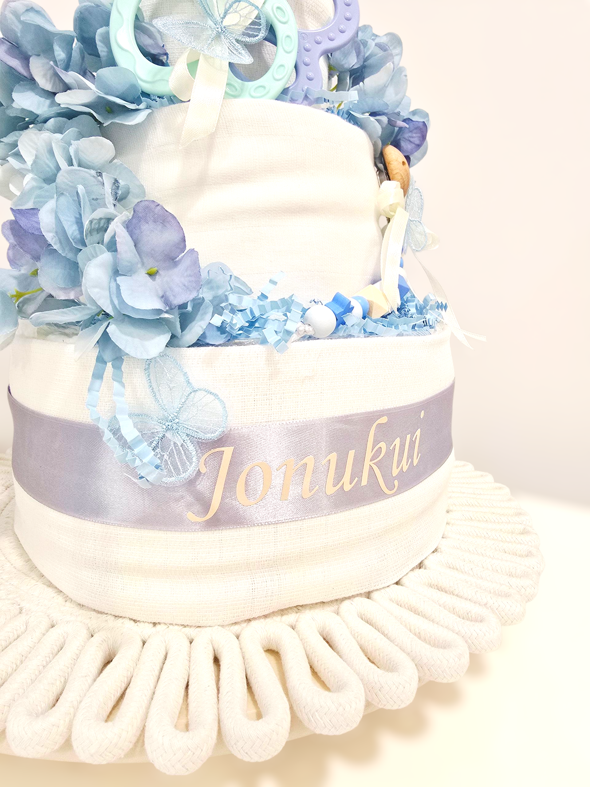 Trijų aukštų vardinis sauskelnių tortas berniukui