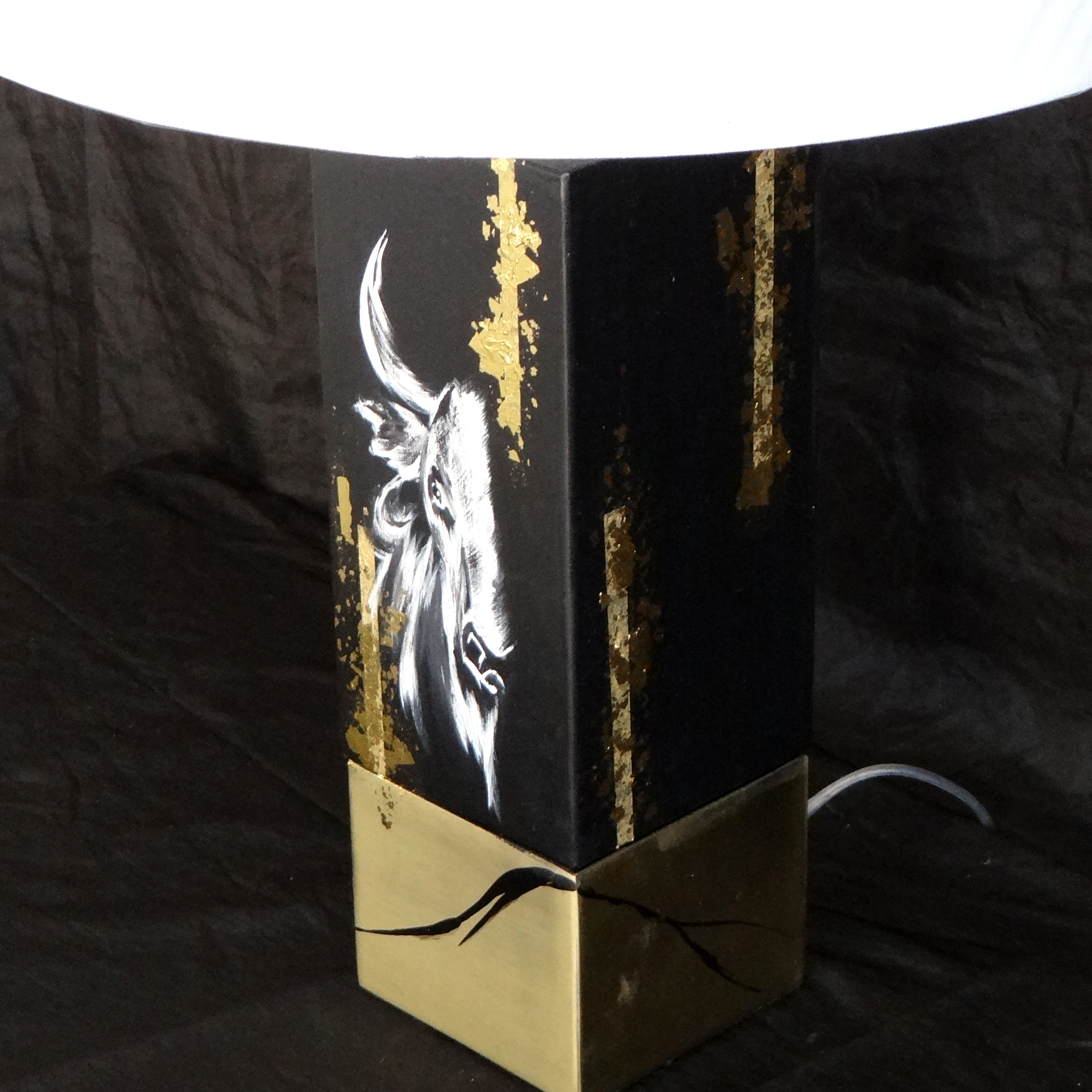 Lampe Noire & Or Métal Taureau