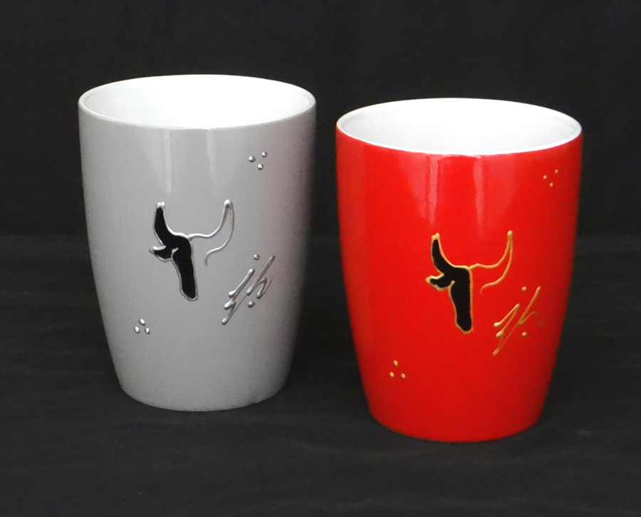 Mug Gris & Mug Rouge avec Tête de Taureau