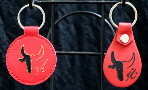 Porte clés Rouge avec motif taureau