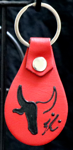 Porte clés Rouge avec motif taureau