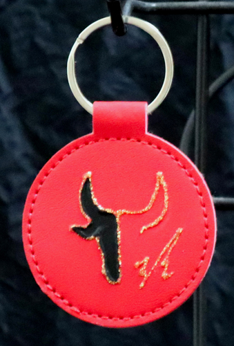 Porte clés Rouge avec motif taureau
