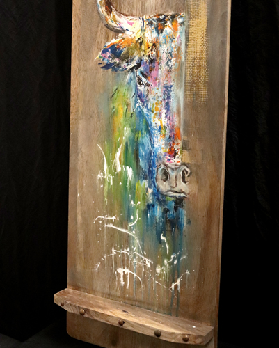 Planche décorative en bois avec peinture de taureau