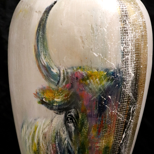 Vase décoratif avec taureau couleur