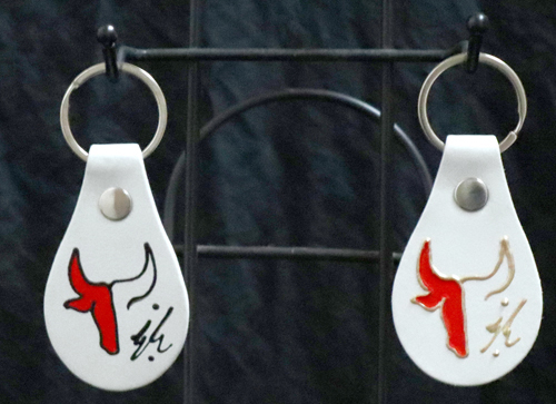 Porte clés Goutte en cuir Blanc avec motif taureau Rouge