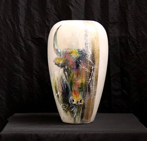 Vase décoratif avec taureau couleur