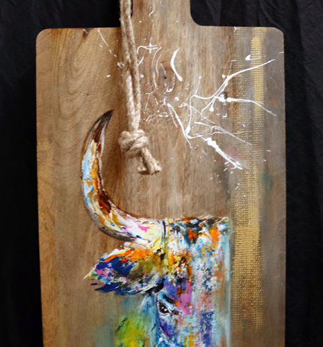 Planche décorative en bois avec peinture de taureau