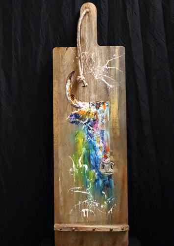 Planche décorative en bois avec peinture de taureau