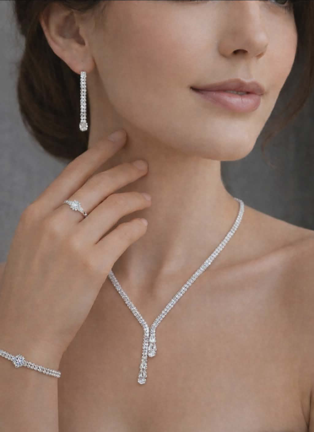 Elegantiškas moteriškas papuošalų rinkinys: vėrinys, auskarai, žiedas ir apyrankė