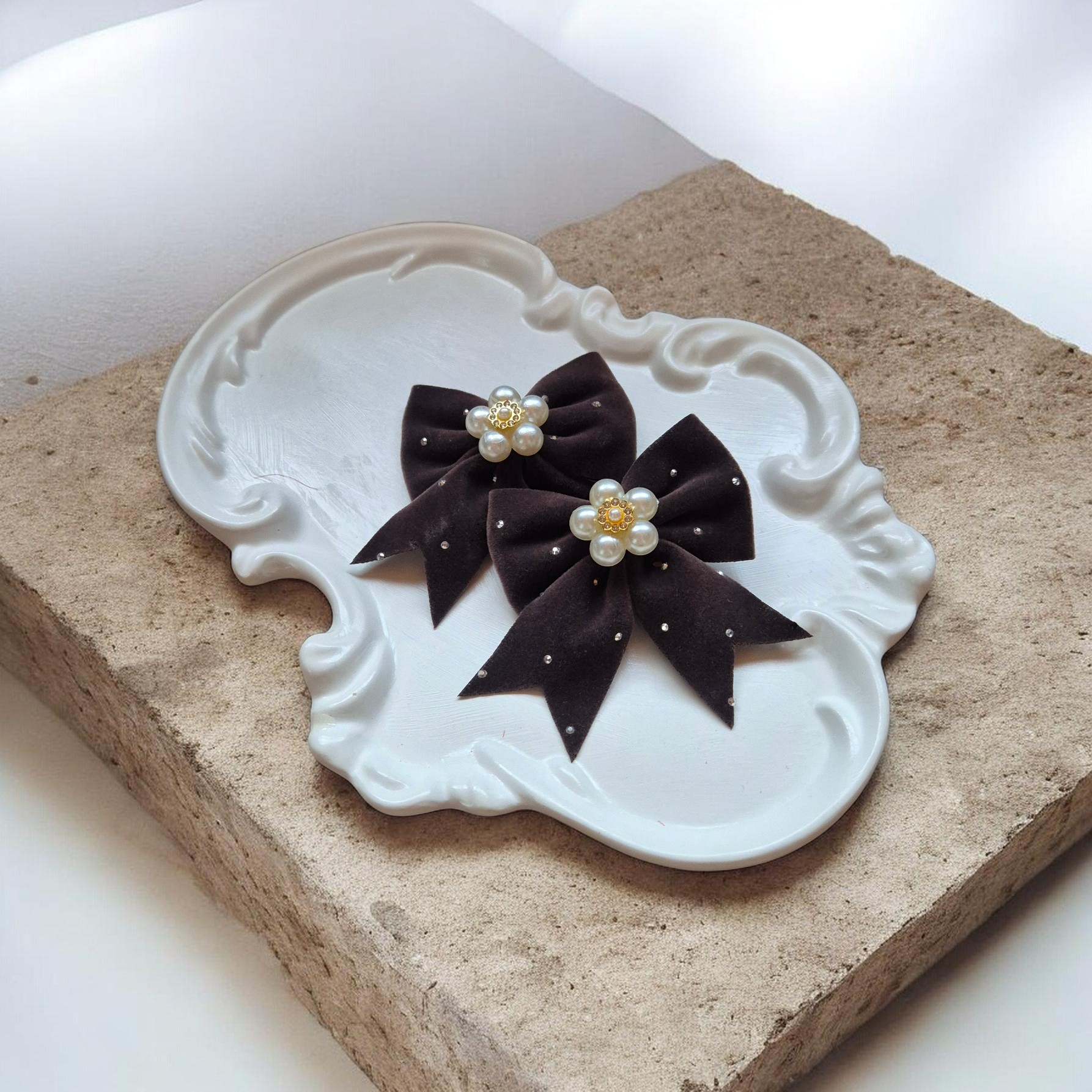 Plaukų segtukai mergaitėms su tamsiai pilkais kaspinėliais ir dekoratyvine gėlyte su perliukais