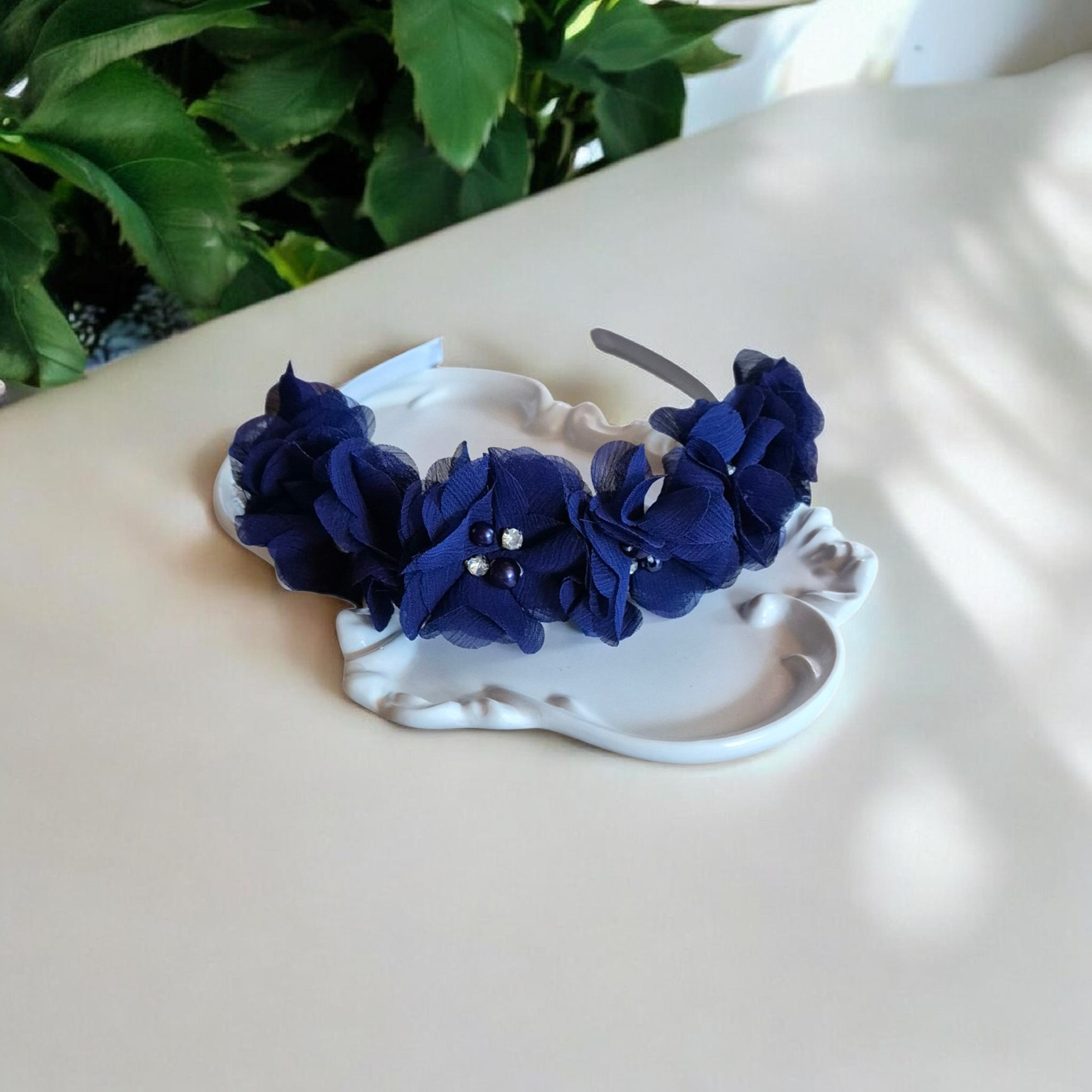 Tamsiai mėlynas plaukų lankelis su dekoratyvinėmis gėlėmis – „Dark Blue Floral Headband“