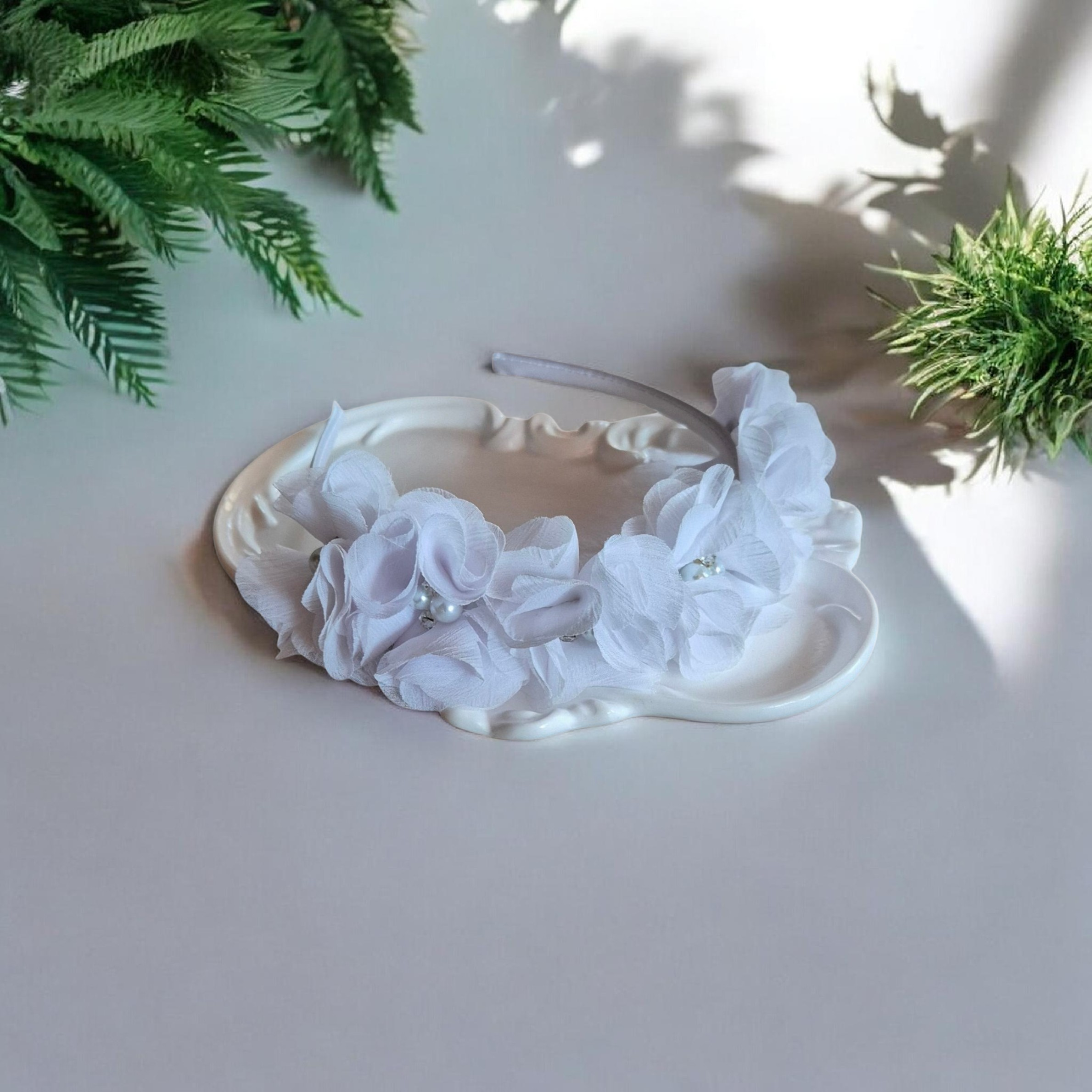 Baltas plaukų lankelis su dekoratyvinėmis gėlėmis – „White Floral Headband“