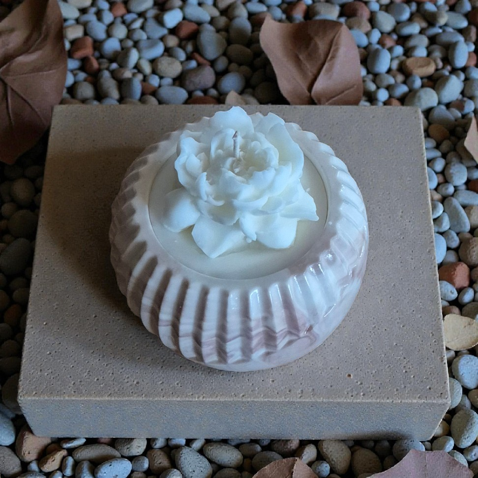 Dekoratyvinė sojų vaško žvakė su gėle keraminiame indelyje