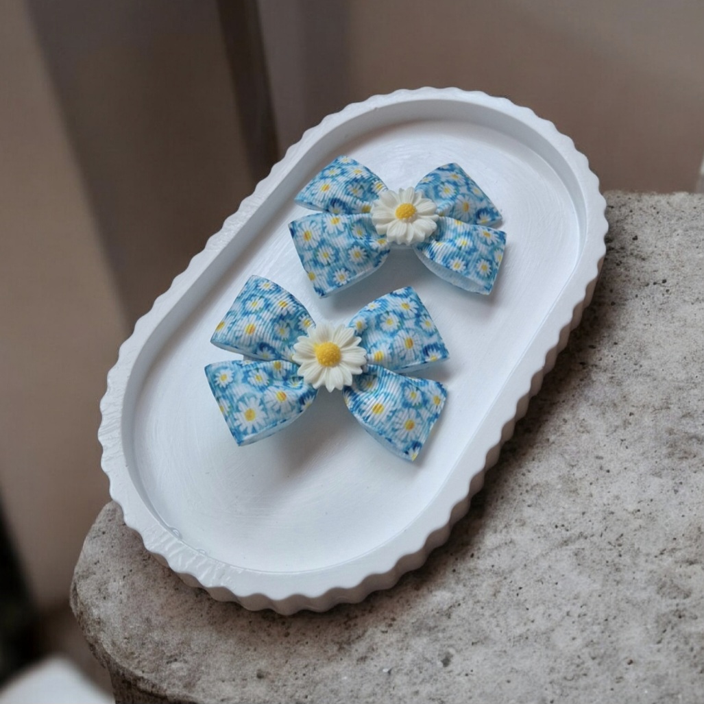 Vaikiški plaukų segtukai su mėlynais ramunėlių kaspinėliais – gėlių aksesuarai mergaitėms