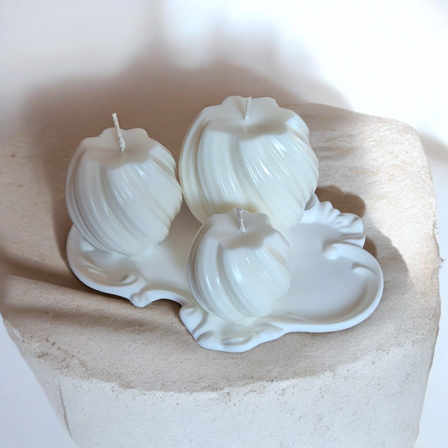 „Banguota ramybė“ – dekoratyvinės sojų vaško žvakės