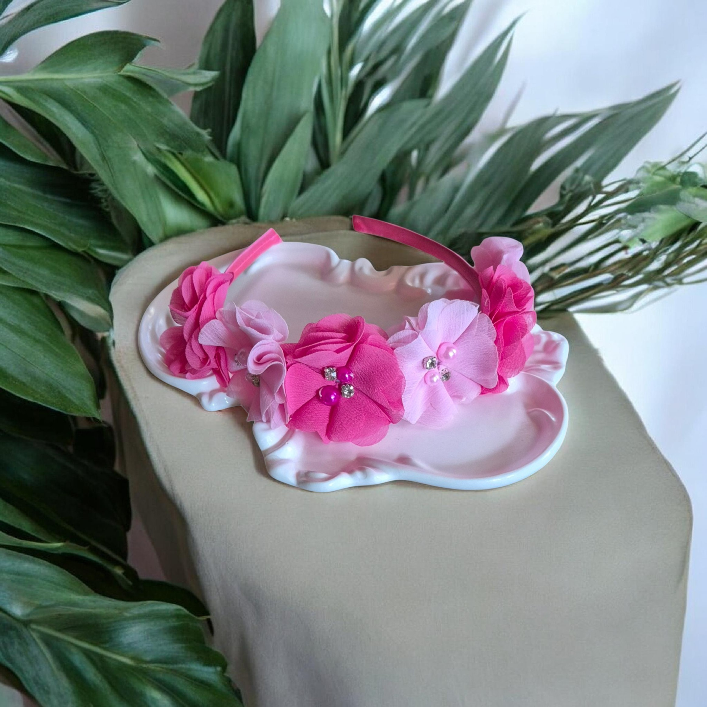 Rožinis plaukų lankelis su dekoratyvinėmis gėlėmis – „Pink Floral Headband“