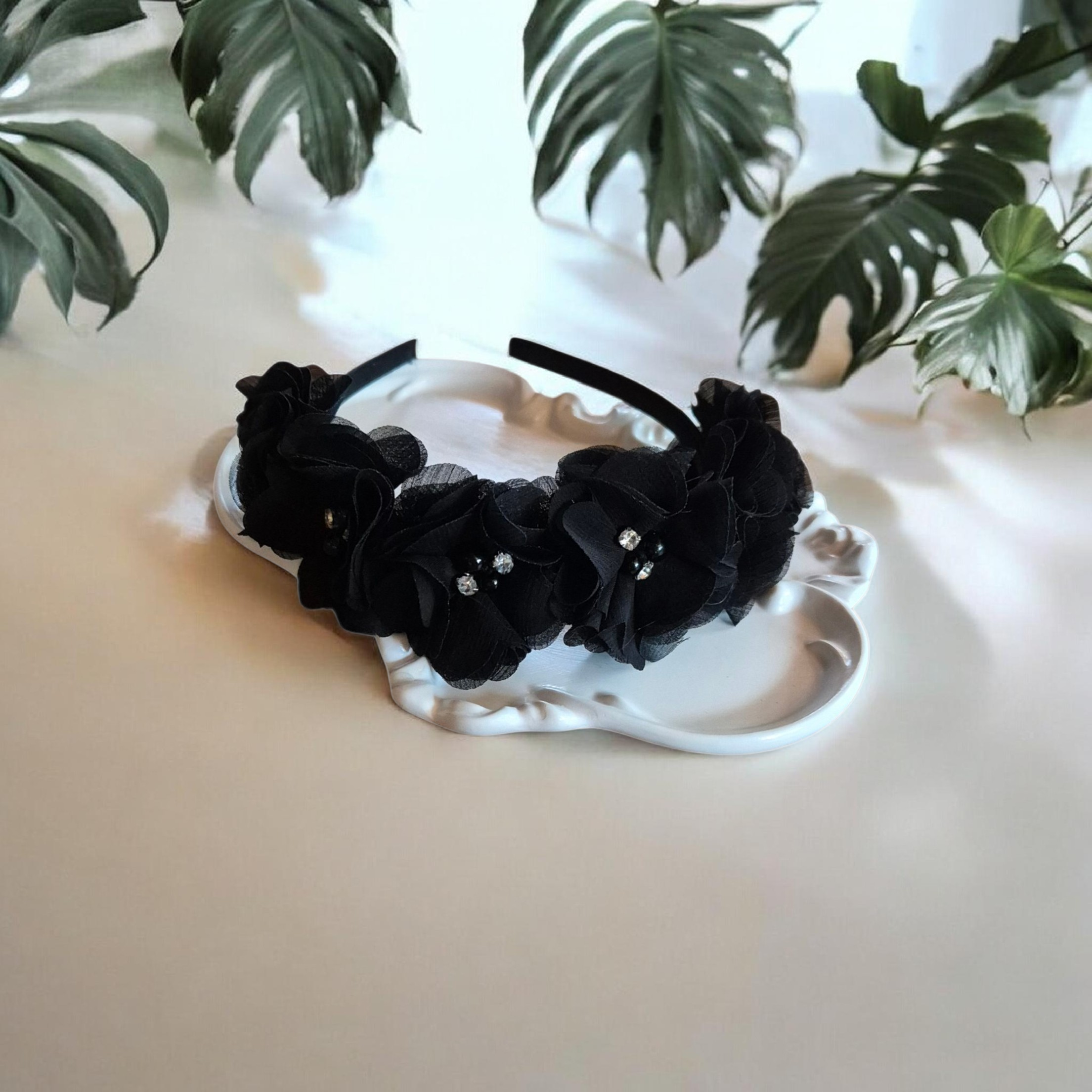 Juodas plaukų lankelis su dekoratyvinėmis gėlėmis – „Black Floral Headband“