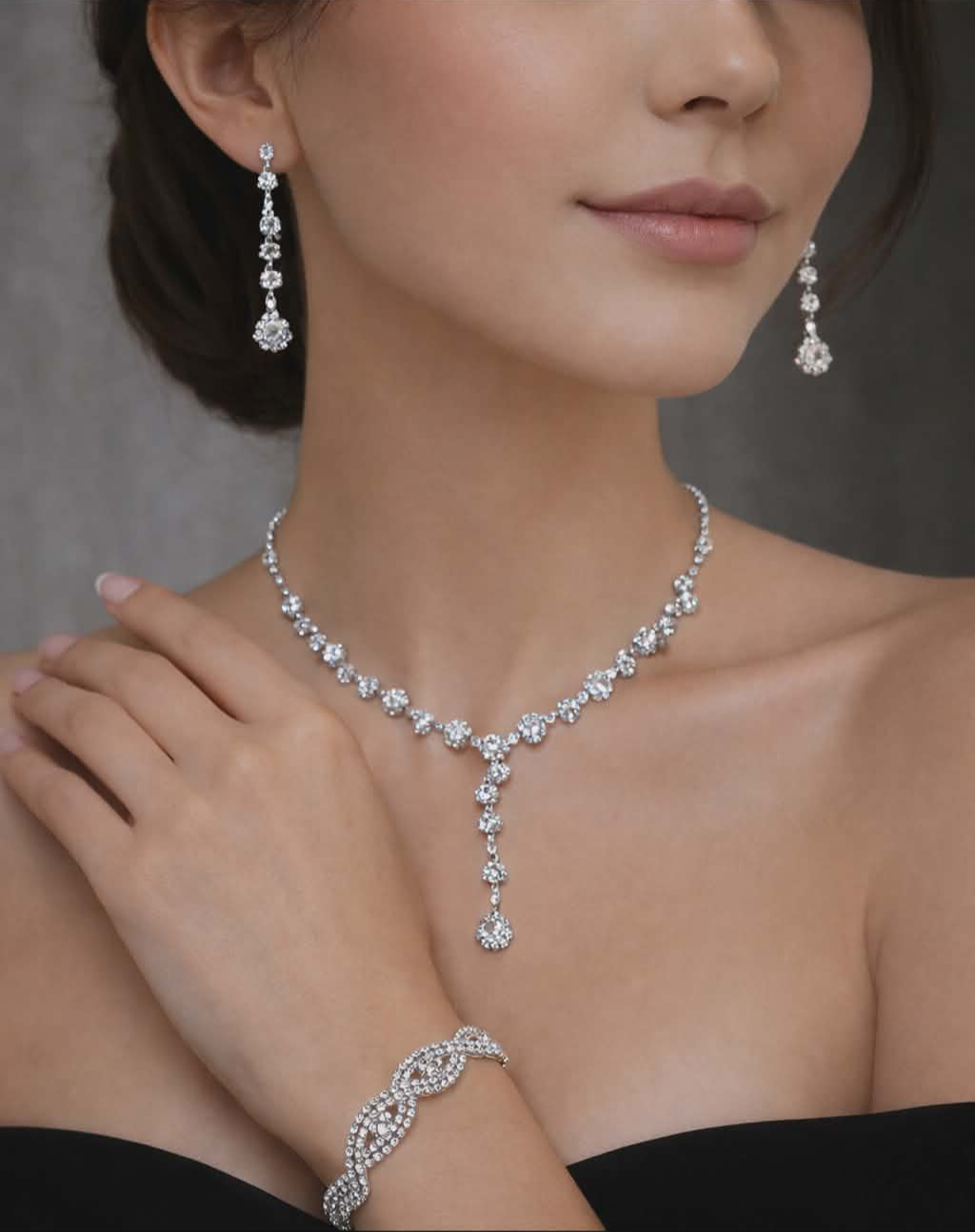 Subtilus elegantiškas papuošalų rinkinys: vėrinys, auskarai ir apyrankė