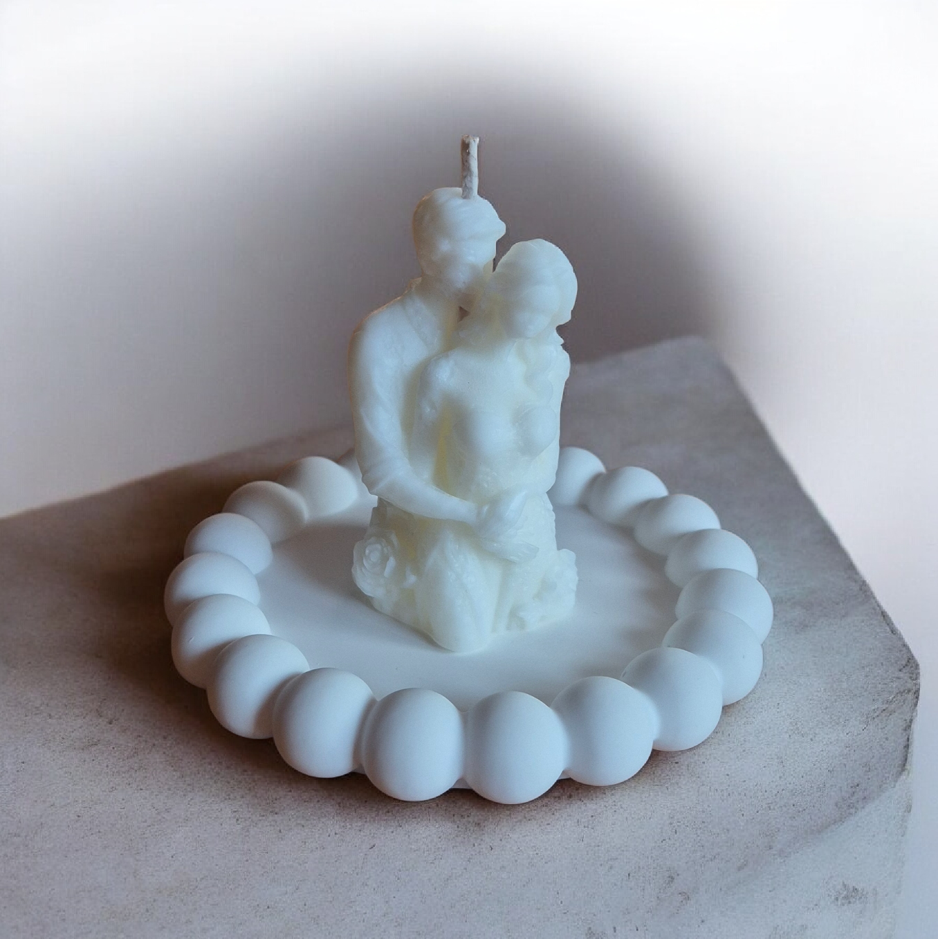 „Meilės akimirka“ – susiglaudusios poros sojų vaško žvakė