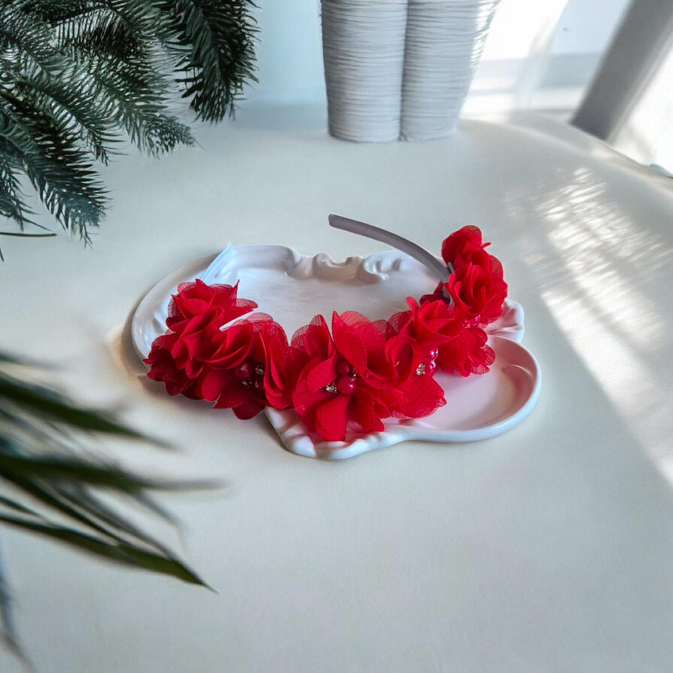 Raudonas plaukų lankelis su dekoratyvinėmis gėlėmis – „Red Floral Headband“