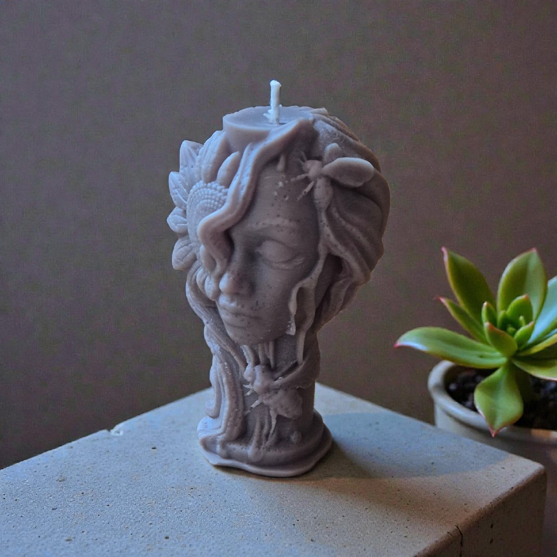 Dekoratyvinė sojų vaško žvakė "Deivė su saulėgrąža"