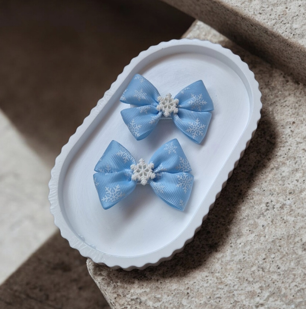 Vaikiški plaukų segtukai ir gumytės su mėlynais snaigių kaspinėliais – žiemiški aksesuarai mergaitėms