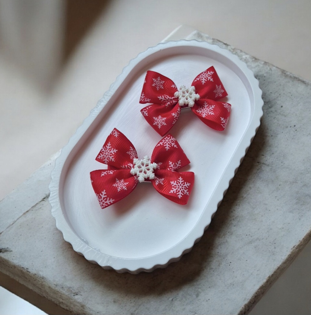 Vaikiški plaukų segtukai ir gumytės su raudonais snaigių kaspinėliais – žiemos aksesuarai mergaitėms
