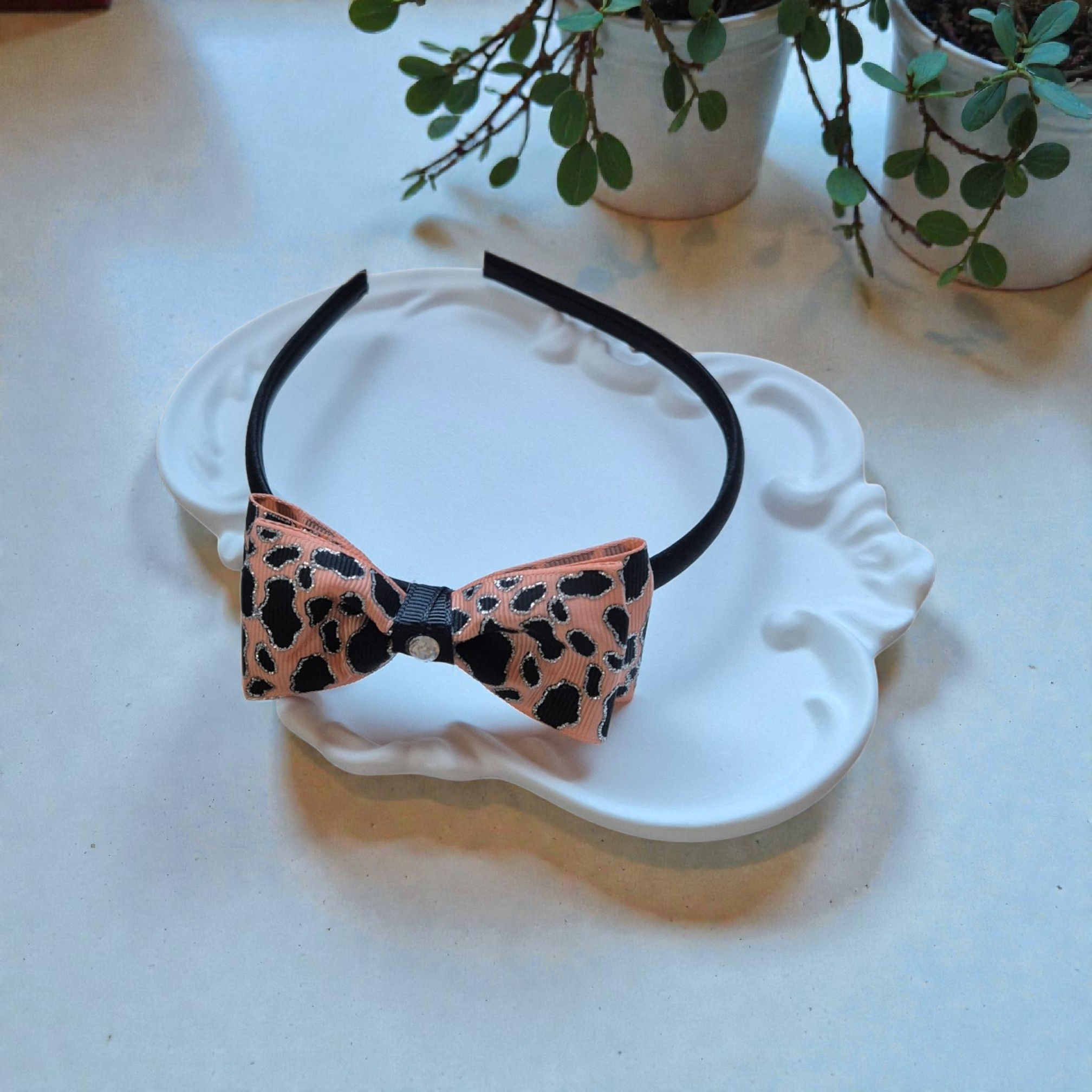 Juodas plaukų lankelis su oranžiniu leopardiniu kaspinu – „Black Orange Leopard Bow Headband“