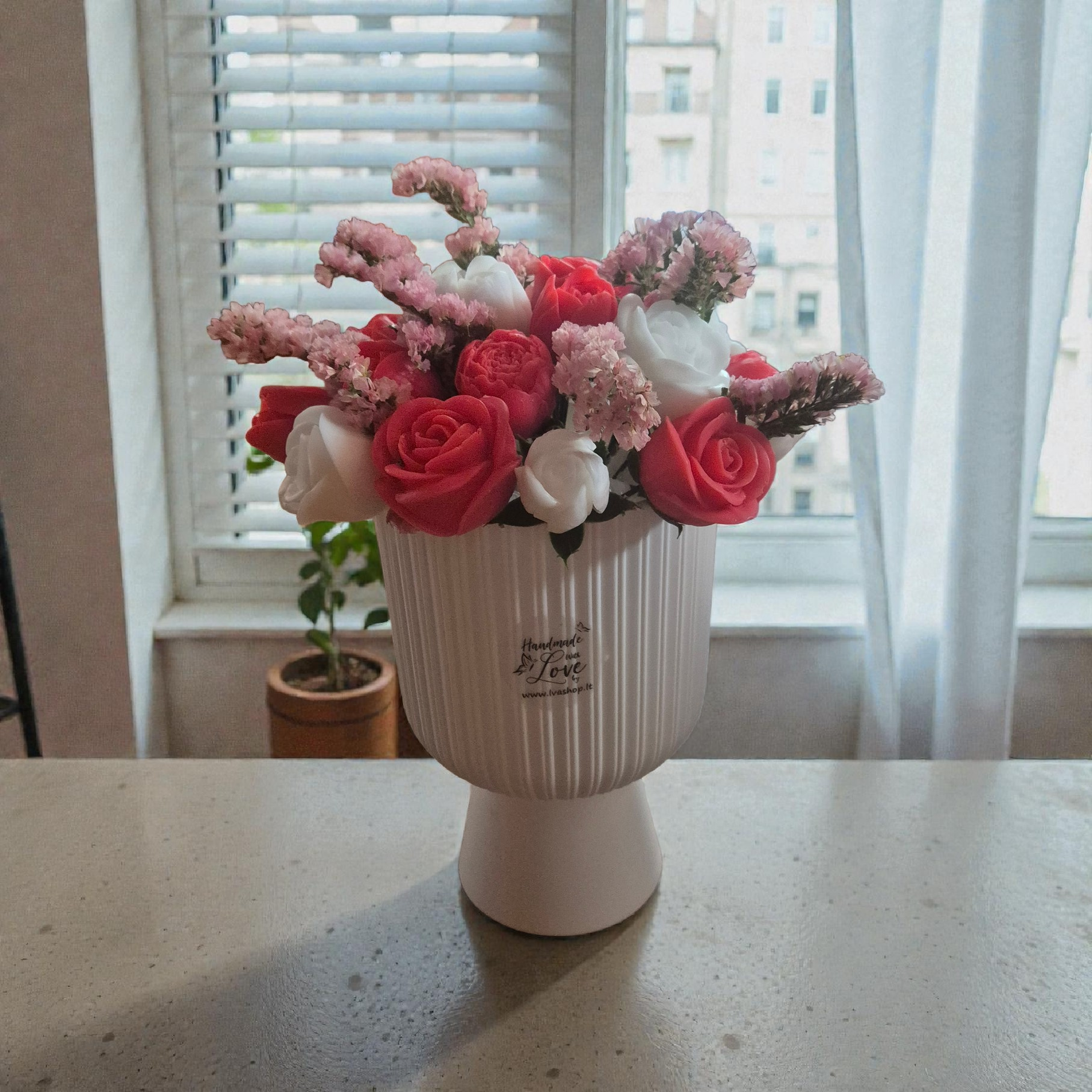 Rankų darbo muilo rožių puokštė – ilgai išliekanti dekoracija