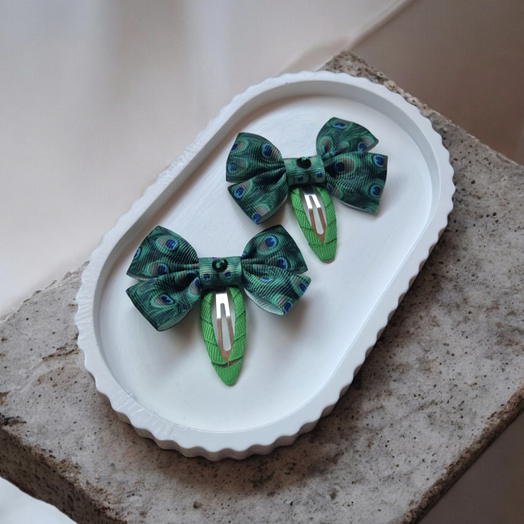 Vaikiški plaukų segtukai ir gumytės su povo plunksnų kaspinėliais – žali aksesuarai mergaitėms