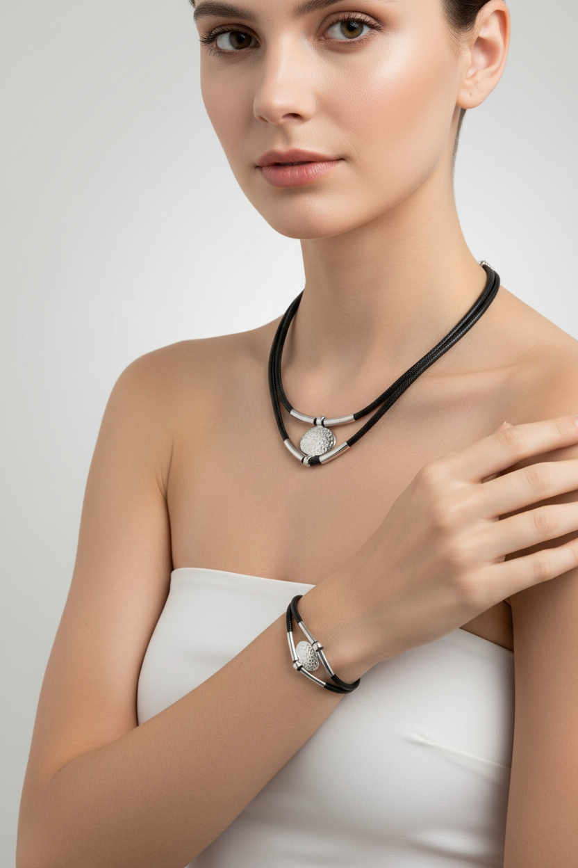 Juodos juostelės elegancija – kaklo papuošalo ir apyrankės rinkinys