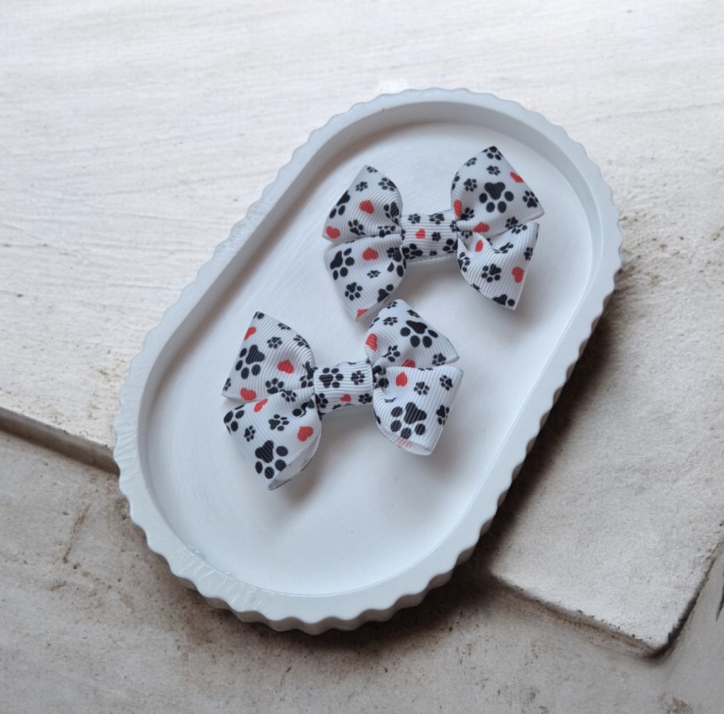 Vaikiški plaukų segtukai ir gumytės su pėdučių ir širdelių kaspinėliais – žaismingi aksesuarai mergaitėms