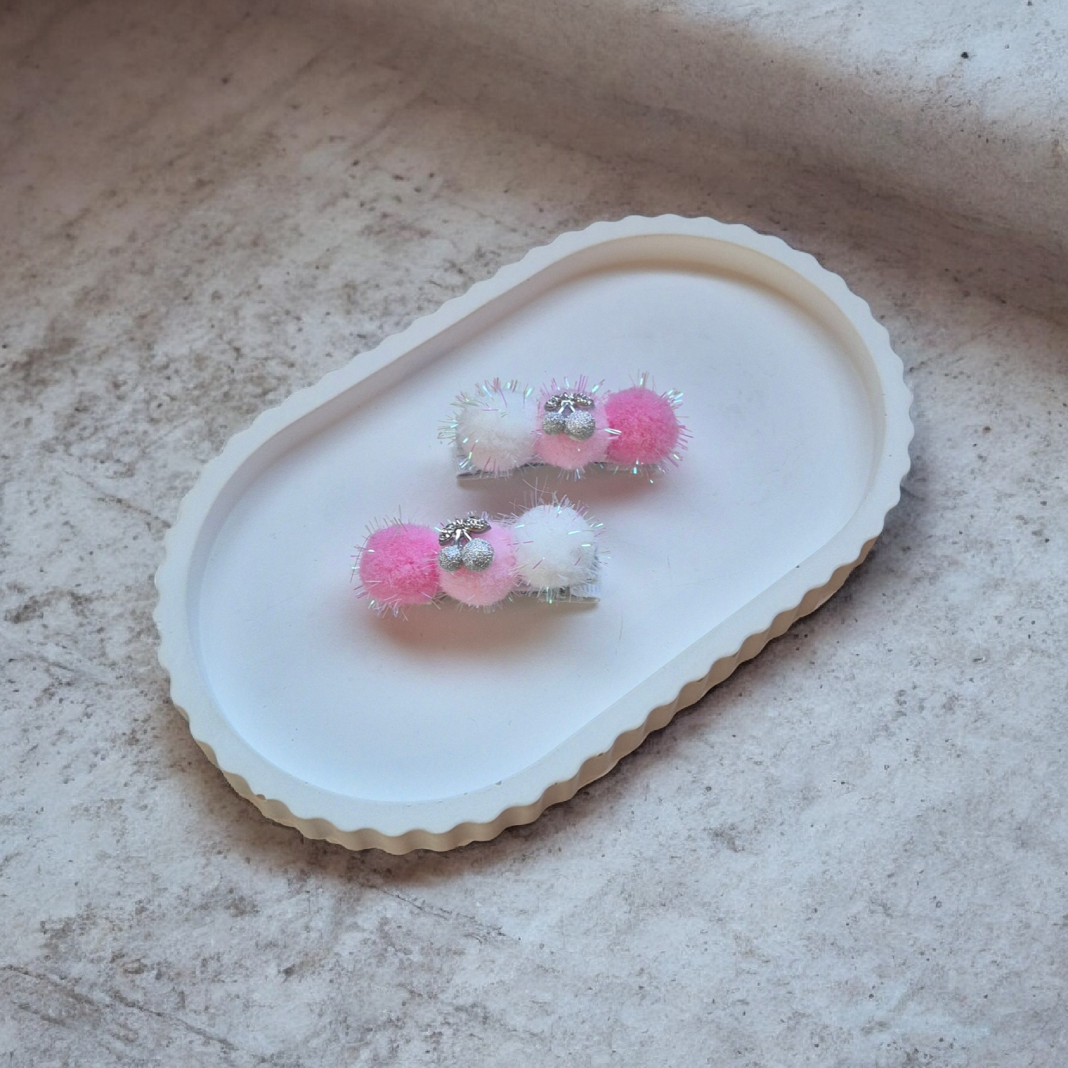 Spalvingas plaukų segtukas su pūkuotais burbuliukais