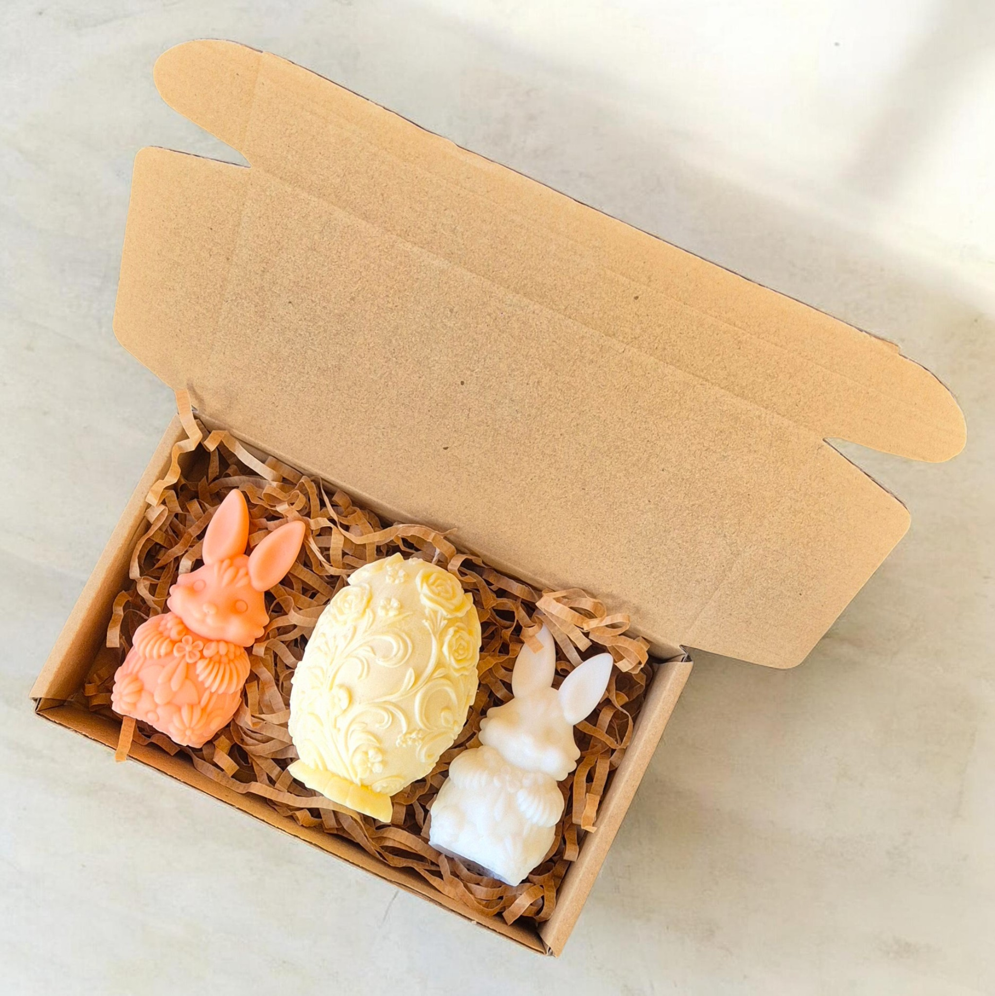 Velykinis dovanų rinkinys „Zuikučiai“ su muiliukais ir sojų žvake