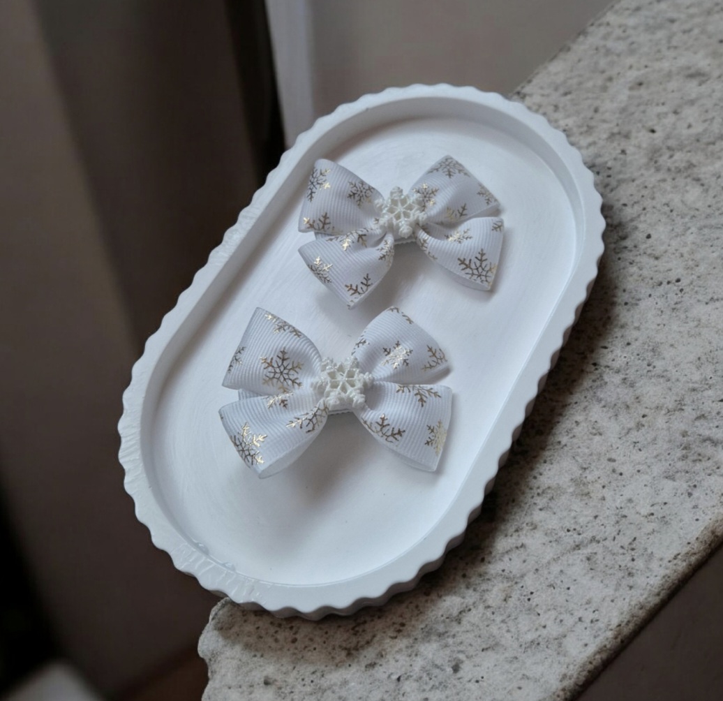 Vaikiški plaukų segtukai ir gumytės su baltais auksiniais snaigių kaspinėliais – žiemos aksesuarai mergaitėms