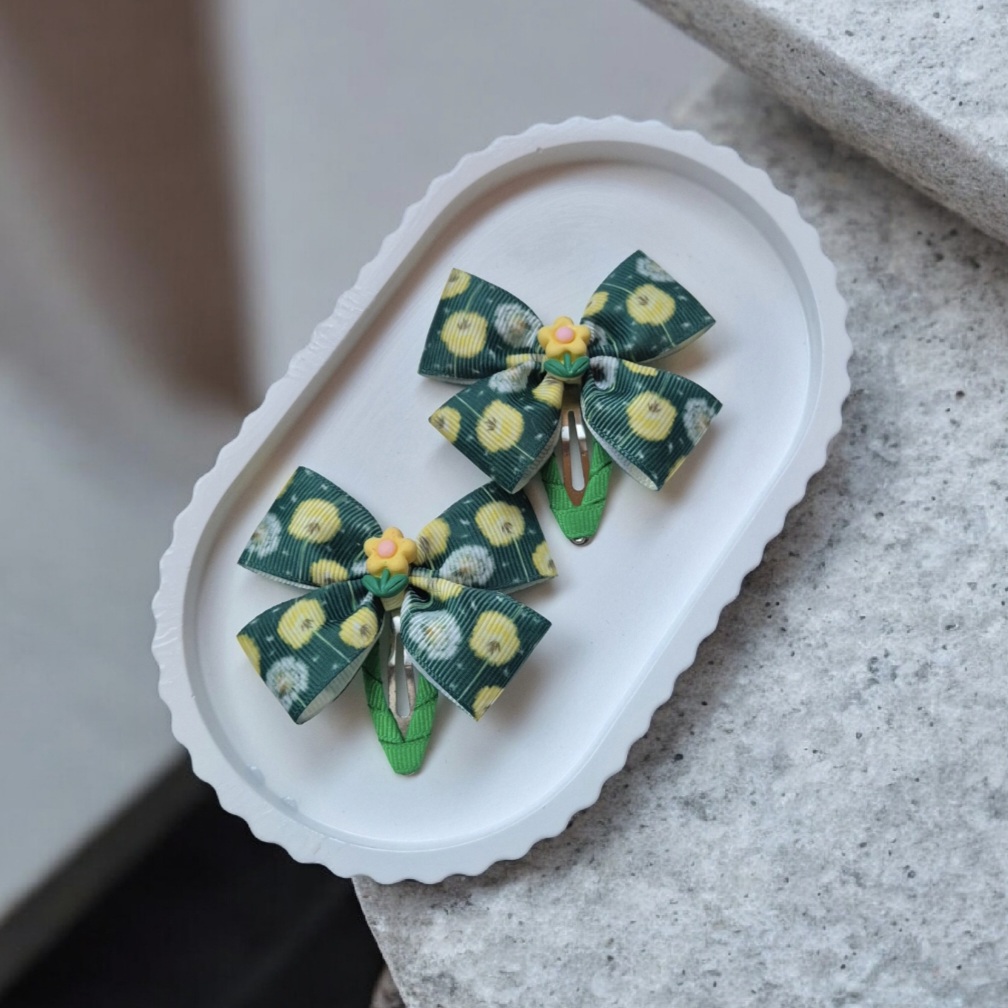 Vaikiški plaukų segtukai ir gumytės su žaliais gėlių kaspinėliais – vasaros aksesuarai mergaitėms