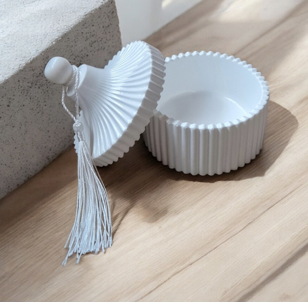 Balta keramikinė dėžutė