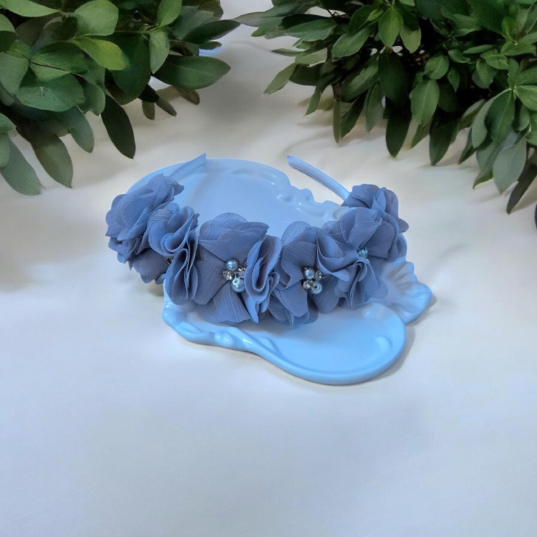 Pilkas plaukų lankelis su dekoratyvinėmis gėlėmis – „Grey Floral Headband“