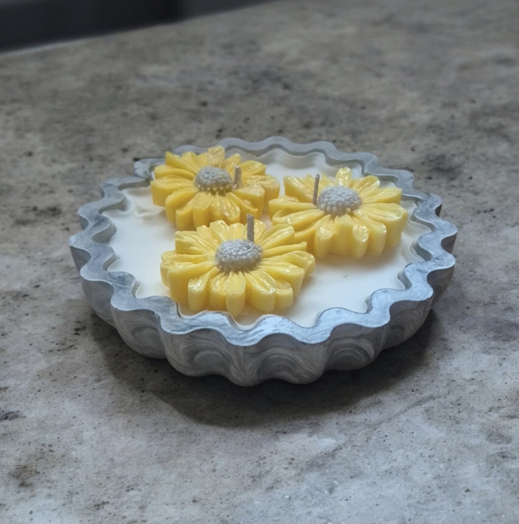 Žydinti ramybė – sojų vaško žvakė keramikiniame inde